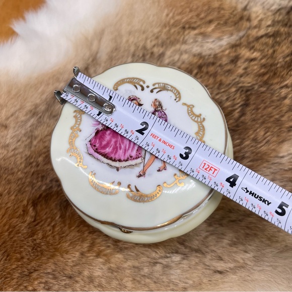 Vintage Porcelain Trinket Box Footed Handpainted Courting Couple Made in Japan - Picture 8 of 10